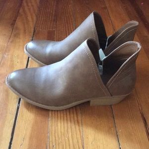 NWT Universal Thread boots